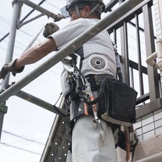 足場の手すりを解体するスタッフ